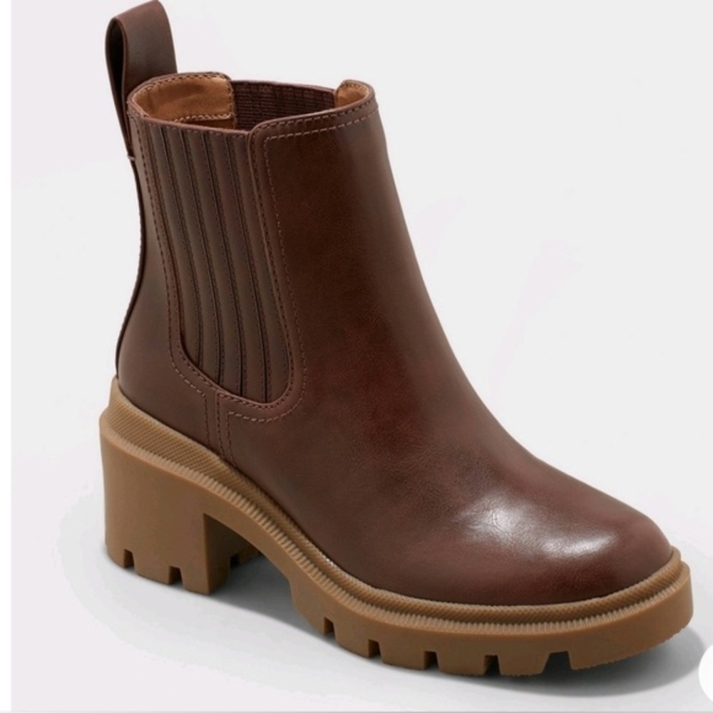 Universal Thread Brown Leather Lug-Sole Chelsea Booties